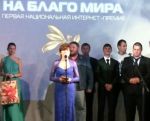 Президент Виты вручает премию