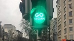 >Светофоры в Брюсселе призывают к вега́нству